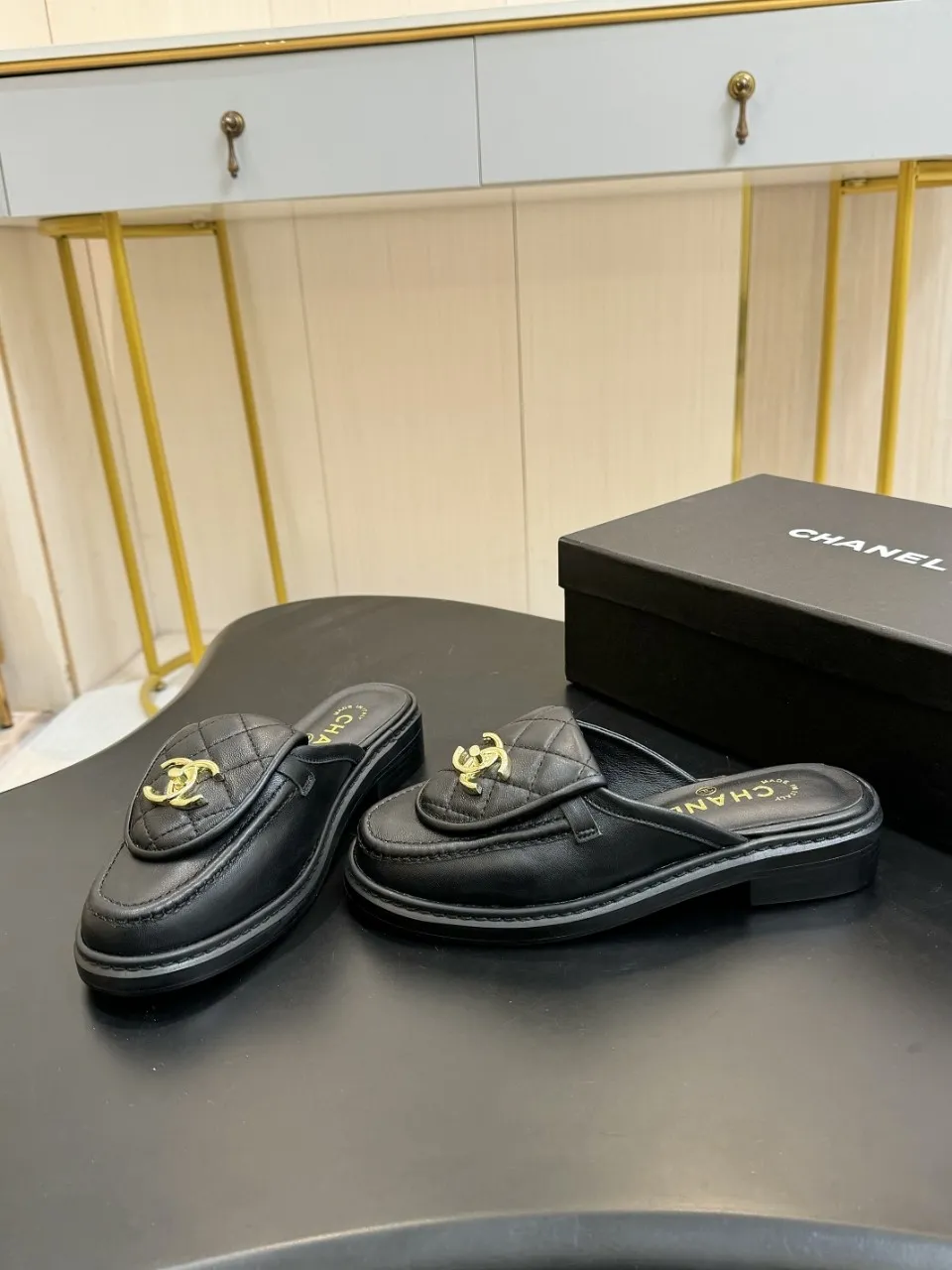 👟👟Ex-factory price 480👟👟 Xiaoxiang official website synchronizes the high version of CHANEL 2025 Chanel top buckle open-heeled shoes. The must-have hot style for early spring, the goddess series, has the elegant and ladylike temperament of Xiangjia, super attractive, irresistible, and heart-warming... ▪️The upper is imported sheepskin ▪️The lining is imported sheep lining (the same as the original version) ▪️Original model open version, genuine leather outsole🇮🇹 ▪️Standard size 35- 41 42 Customized, non-returnable